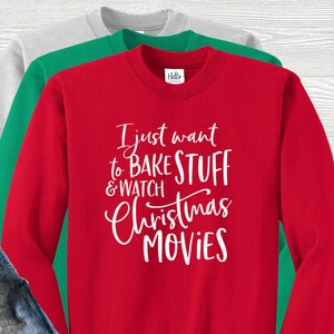 Peut inclure: Sweat-shirt rouge de Noël avec un texte blanc qui dit "Je veux juste faire des gâteaux et regarder des films de Noël".