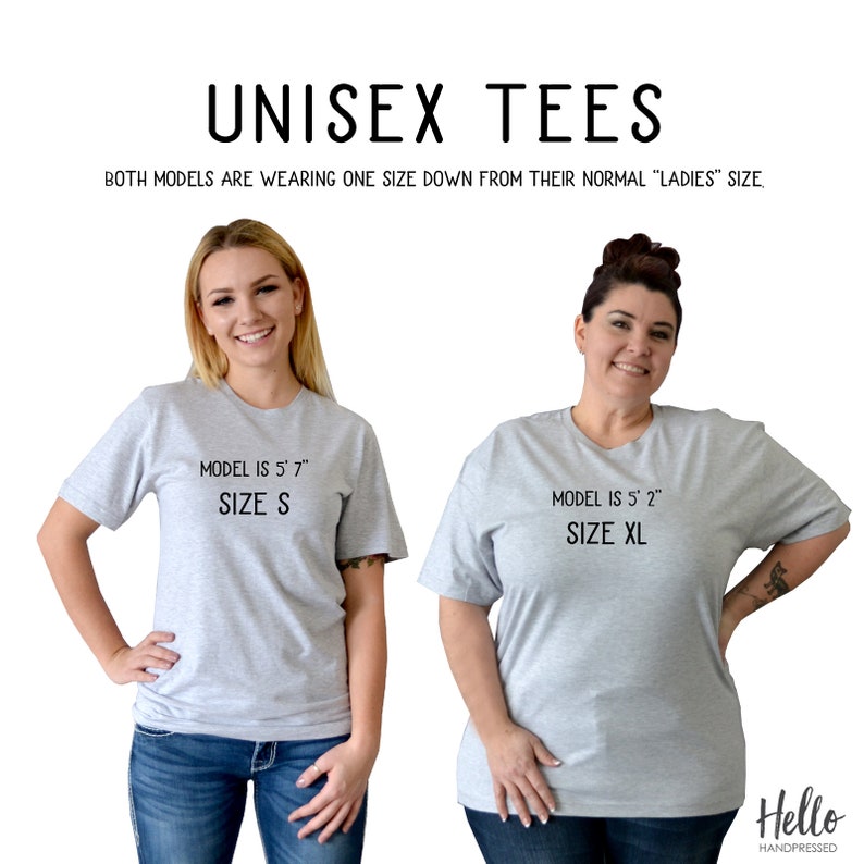 Op de afbeelding: Twee modellen dragen unisex t-shirts in een lichtgrijze kleur. Het model links draagt maat S en is 1,70 m lang. Het model rechts draagt maat XL en is 1,57 m lang. Beide modellen dragen jeans.