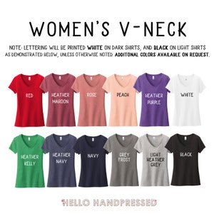 K&ouml;nnte beinhalten: Eine Tabelle mit 12 verschiedenen V-Ausschnitt-T-Shirts in unterschiedlichen Farben, wobei die Farbnamen auf jedem Shirt aufgedruckt sind. Der Text "WOMEN'S V-NECK" befindet sich oben in der Tabelle. Der Text "NOTE: LETTERING WILL BE PRINTED WHITE ON DARK SHIRTS, AND BLACK ON LIGHT SHIRTS AS DEMONSTRATED BELOW, UNLESS OTHERWISE NOTED, ADDITONAL COLORS AVAILABLE ON REQUEST." befindet sich unterhalb der Tabelle.
