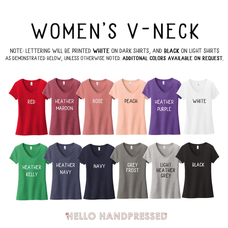K&ouml;nnte beinhalten: Eine Tabelle mit 12 verschiedenen V-Ausschnitt-T-Shirts in unterschiedlichen Farben, wobei die Farbnamen auf jedem Shirt aufgedruckt sind. Der Text "WOMEN'S V-NECK" befindet sich oben in der Tabelle. Der Text "NOTE: LETTERING WILL BE PRINTED WHITE ON DARK SHIRTS, AND BLACK ON LIGHT SHIRTS AS DEMONSTRATED BELOW, UNLESS OTHERWISE NOTED, ADDITONAL COLORS AVAILABLE ON REQUEST." befindet sich unterhalb der Tabelle.