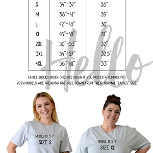 K&ouml;nnte beinhalten: Unisex-T-Shirt-Gr&ouml;&szlig;entabelle mit Brust- und Shirtl&auml;ngenma&szlig;en in Zoll. Die Tabelle zeigt zwei Modelle, die die Shirts tragen, eines in Gr&ouml;&szlig;e S und eines in Gr&ouml;&szlig;e XL. Der Text "Damen sollten eine Gr&ouml;&szlig;e kleiner bestellen, wenn sie eine schmalere Passform bevorzugen. Beide Modelle tragen eine Gr&ouml;&szlig;e kleiner als ihre normale "Damen"-Gr&ouml;&szlig;e." ist ebenfalls enthalten.