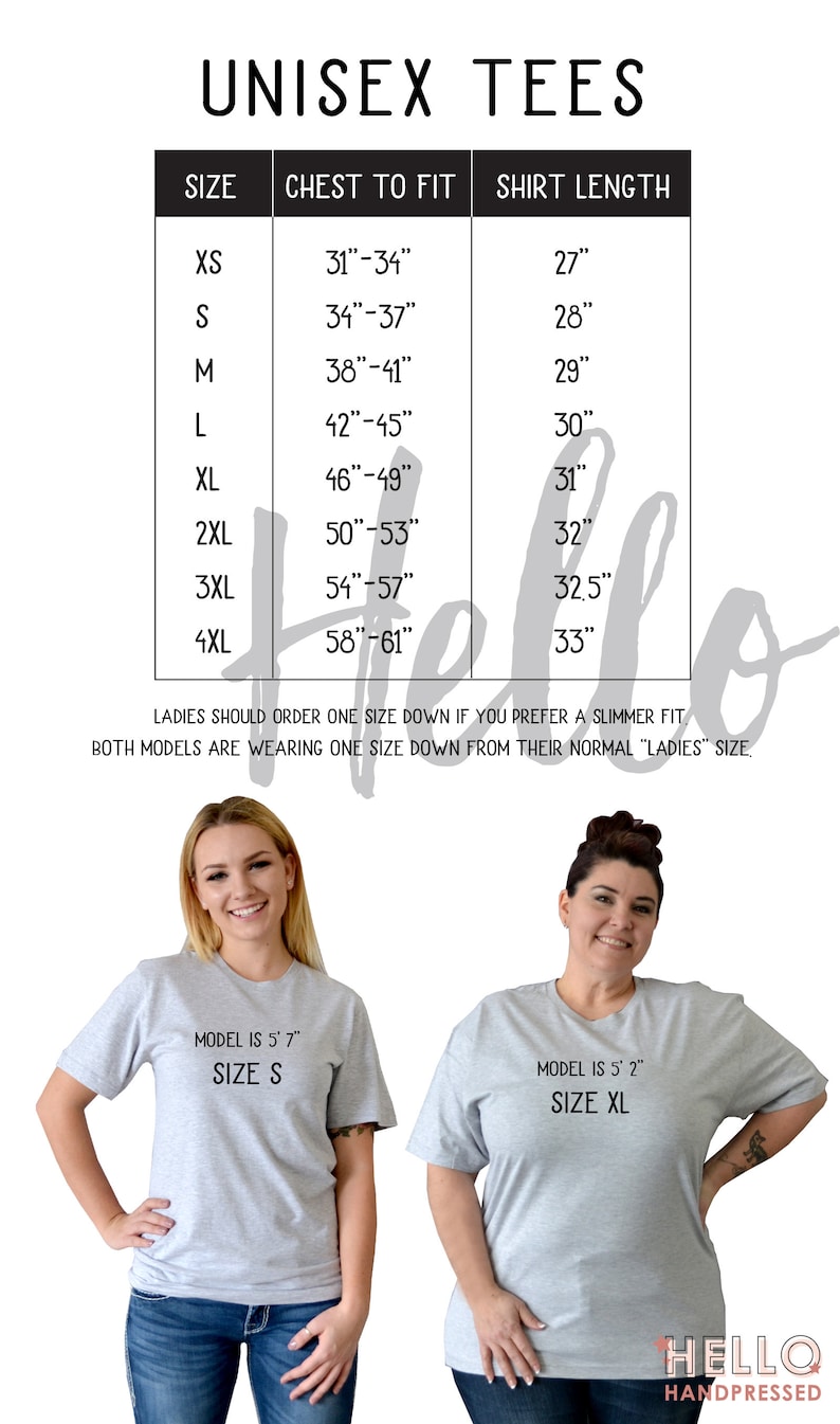 K&ouml;nnte beinhalten: Unisex-T-Shirt-Gr&ouml;&szlig;entabelle mit Brust- und Shirtl&auml;ngenma&szlig;en in Zoll. Die Tabelle zeigt zwei Modelle, die die Shirts tragen, eines in Gr&ouml;&szlig;e S und eines in Gr&ouml;&szlig;e XL. Der Text "Damen sollten eine Gr&ouml;&szlig;e kleiner bestellen, wenn sie eine schmalere Passform bevorzugen. Beide Modelle tragen eine Gr&ouml;&szlig;e kleiner als ihre normale "Damen"-Gr&ouml;&szlig;e." ist ebenfalls enthalten.