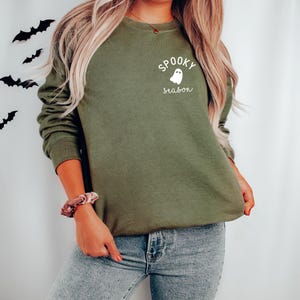Sudadera de temporada espeluznante, sudadera de cuello redondo, sudadera espeluznante, Halloween, fantasma, negro, PSL, otoño de calabaza, lindo y aterrador, camiseta de otoño imagen 2