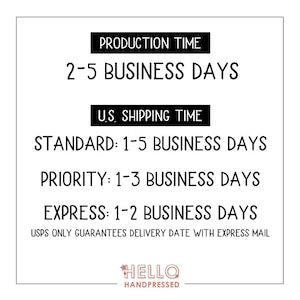K&ouml;nnte beinhalten: Schwarz-wei&szlig;er Text auf wei&szlig;em Hintergrund mit dem Text "PRODUCTION TIME 2-5 BUSINESS DAYS US. SHIPPING TIME STANDARD: 1-5 BUSINESS DAYS PRIORITY: 1-3 BUSINESS DAYS EXPRESS: 1-2 BUSINESS DAYS USPS ONLY GUARANTEES DELIVERY DATE WITH EXPRESS MAIL HELLO HANDPRESSED".