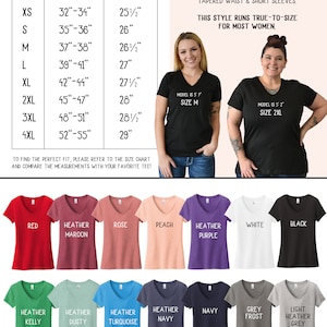 K&ouml;nnte beinhalten: Eine Gr&ouml;&szlig;entabelle f&uuml;r Damen-V-Ausschnitt-T-Shirts mit verschiedenen Farboptionen. Die Tabelle zeigt die Brustweite und die Shirtl&auml;nge in Zoll f&uuml;r die Gr&ouml;&szlig;en XS bis 4XL. Das Bild zeigt auch Models, die schwarze T-Shirts mit dem Text "MODEL IS 5' 7" SIZE M" und "MODEL IS 5' 2" SIZE 2XL" tragen.