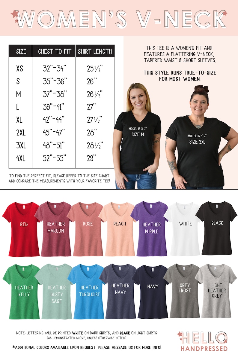 K&ouml;nnte beinhalten: Eine Gr&ouml;&szlig;entabelle f&uuml;r Damen-V-Ausschnitt-T-Shirts mit verschiedenen Farboptionen. Die Tabelle zeigt die Brustweite und die Shirtl&auml;nge in Zoll f&uuml;r die Gr&ouml;&szlig;en XS bis 4XL. Das Bild zeigt auch Models, die schwarze T-Shirts mit dem Text "MODEL IS 5' 7" SIZE M" und "MODEL IS 5' 2" SIZE 2XL" tragen.