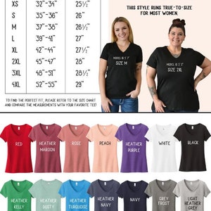 K&ouml;nnte beinhalten: Gr&ouml;&szlig;entabelle f&uuml;r ein Damen-V-Neck-T-Shirt mit verschiedenen Farboptionen. Die Tabelle zeigt die Brustweite und die Shirtl&auml;nge in Zoll f&uuml;r die Gr&ouml;&szlig;en XS bis 4XL. Die Tabelle enth&auml;lt auch ein Foto von zwei Models, die das Shirt in Schwarz tragen.