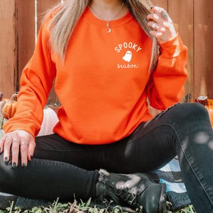 Sudadera de temporada espeluznante, sudadera de cuello redondo, sudadera espeluznante, Halloween, fantasma, negro, PSL, otoño de calabaza, lindo y aterrador, camiseta de otoño imagen 3