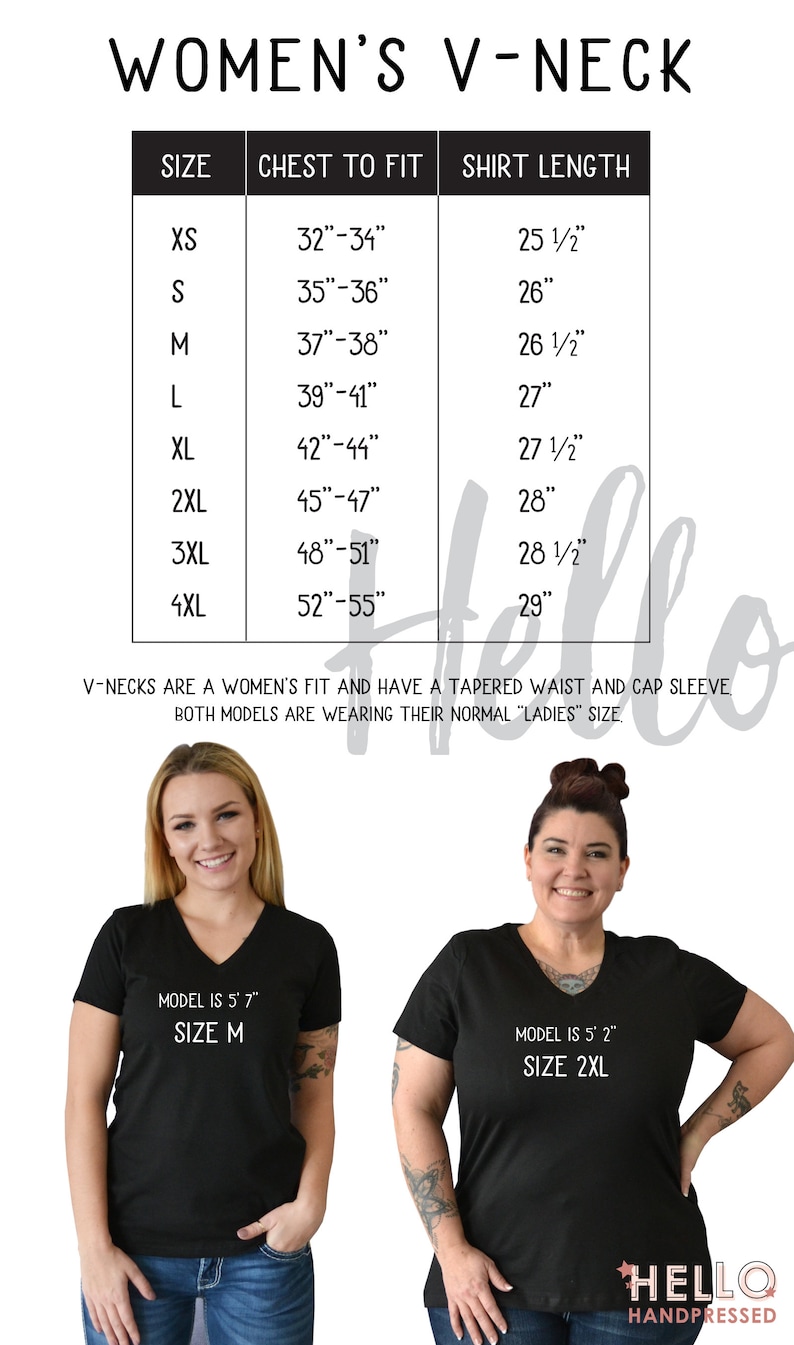 K&ouml;nnte beinhalten: Eine Gr&ouml;&szlig;entabelle f&uuml;r Damen-V-Ausschnitt-Shirts. Die Tabelle zeigt die Brustweite und die Shirtl&auml;nge in Zoll f&uuml;r die Gr&ouml;&szlig;en XS bis 4XL. Zwei Models tragen schwarze V-Ausschnitt-Shirts, eines in Gr&ouml;&szlig;e M und eines in Gr&ouml;&szlig;e 2XL.