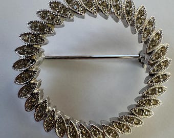 Small round elegant d’Orlan brooch
