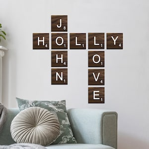 Scrabble Fliesen für Wand Kunst Scrabble Wand Buchstaben Benutzerdefinierte Größen, Scrabble Namen Wohnkultur Wand Familiennamen Scrabble Tile Names (SBL242)