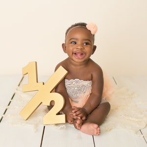 Halbes Schild Fotorequisite für 6 Monate Geburtstag Foto-Shooting für Babys und Kinder - Nummernschild Fotograf aus Holz, Nummernschild NUM000 X