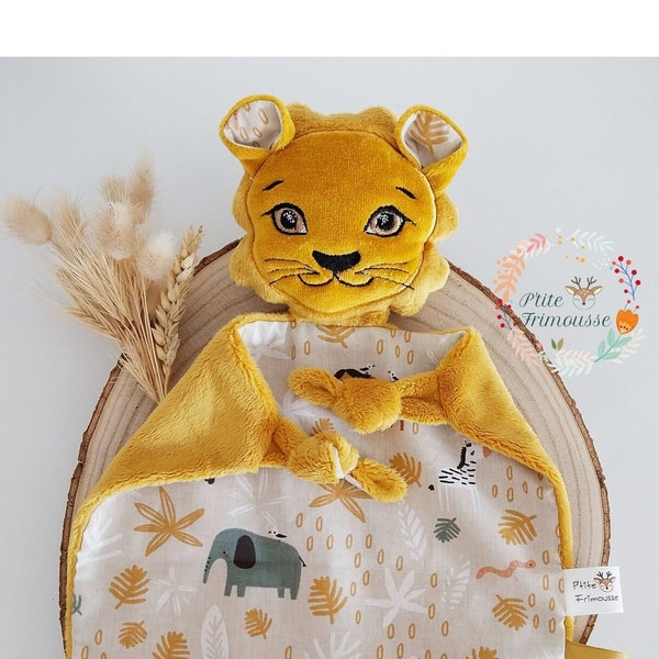 Doudou petit lion personnalisable tissus et prénom OEKO-TEX création artisanale bébé cadeau naissance