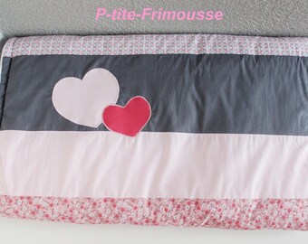 Couverture/édredon / plaid coton thème "Coeurs et fleurs" et minkee  pour lit 60/120 coton doublé ouatine 2 cm.