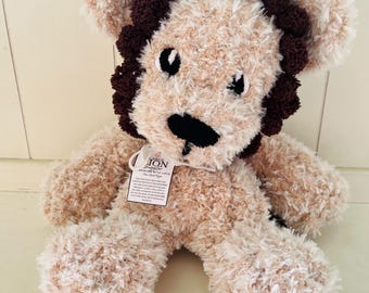 Finger Knit Lion Snuggler