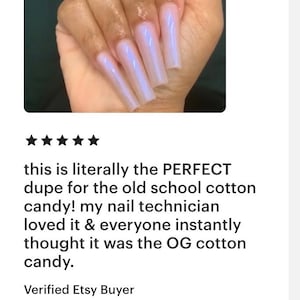 Peut inclure: Une main avec de longs ongles en acrylique roses clairs, de forme carr&eacute;e. Les ongles ont un &eacute;clat nacr&eacute; et iris&eacute;. L'image contient du texte qui dit "this is literally the PERFECT dupe for the old school cotton candy!"