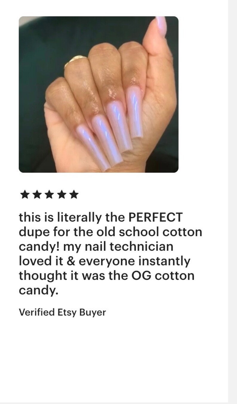 Peut inclure: Une main avec de longs ongles en acrylique roses clairs, de forme carr&eacute;e. Les ongles ont un &eacute;clat nacr&eacute; et iris&eacute;. L'image contient du texte qui dit "this is literally the PERFECT dupe for the old school cotton candy!"