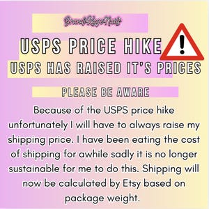 Peut inclure: Une annonce sur fond d&eacute;grad&eacute; jaune, rose et violet. Le texte annonce une augmentation des prix de l'USPS et des changements de prix d'exp&eacute;dition. Le texte mentionne &eacute;galement Etsy et le poids des colis.