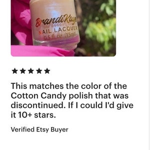 Peut inclure: Un flacon de vernis &agrave; ongles Brandi Kay dans une teinte nacr&eacute;e. Le flacon a un bouchon blanc et une &eacute;tiquette avec le nom de la marque et les d&eacute;tails du produit. Le vernis &agrave; ongles est de 15 ml.
