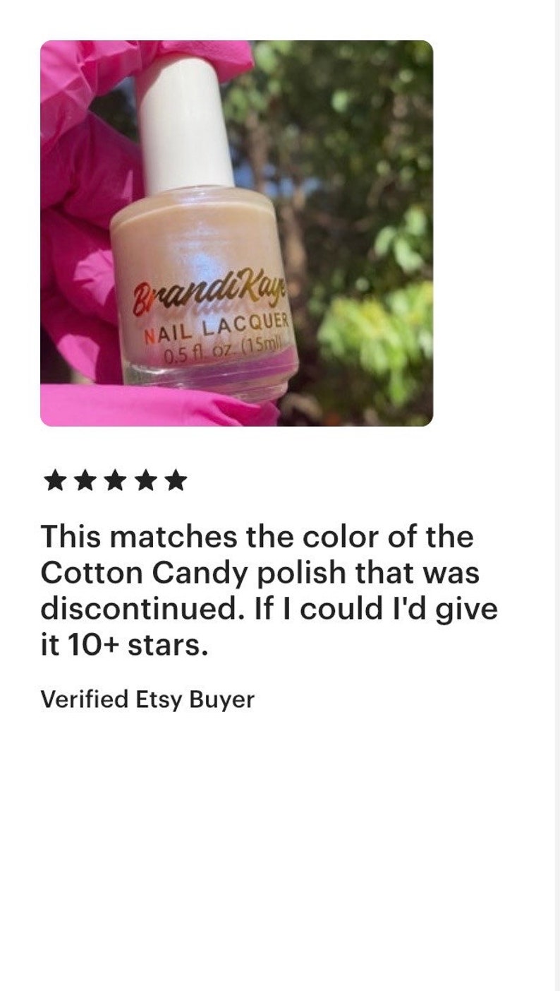 Peut inclure: Un flacon de vernis &agrave; ongles Brandi Kay dans une teinte nacr&eacute;e. Le flacon a un bouchon blanc et une &eacute;tiquette avec le nom de la marque et les d&eacute;tails du produit. Le vernis &agrave; ongles est de 15 ml.
