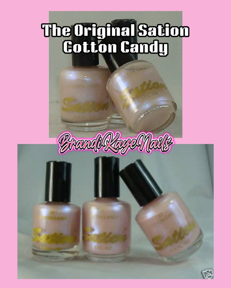 Peut inclure: Trois flacons de vernis &agrave; ongles Sation Cotton Candy. Les flacons sont de couleur rose clair avec des bouchons noirs. Le texte "Sation" est en lettres dor&eacute;es sur les flacons. Le texte "The Original Sation Cotton Candy" est en haut de l'image.