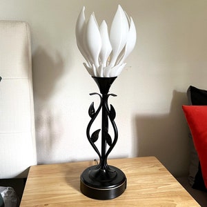 Lampada da tavolo a forma di fiore con stampa 3D: dimmerabile al tocco, caricabatterie USB