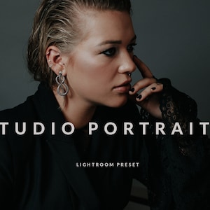 Puede incluir: Una mujer con el pelo corto y mojado posa para un retrato. Lleva una chaqueta negra y una blusa de encaje negra. El texto "STUDIO PORTRAIT 2" y "LIGHTROOM PRESET" se muestra debajo de ella.