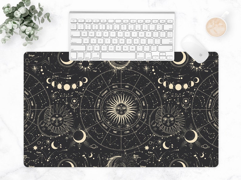 Peut inclure: Un tapis de souris noir et blanc avec un motif c&eacute;leste repr&eacute;sentant des constellations, des lunes et des soleils. Le motif est de style vintage avec un fond blanc et des d&eacute;tails noirs.