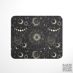 Peut inclure: Illustration en noir et blanc d'un motif c&eacute;leste avec des lunes, des &eacute;toiles et un soleil avec un visage. Le motif comprend les signes du zodiaque et les phases de la lune.