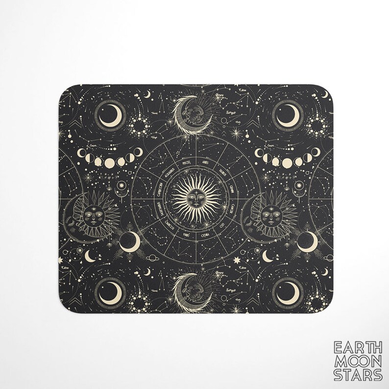 Peut inclure: Illustration en noir et blanc d'un motif c&eacute;leste avec des lunes, des &eacute;toiles et un soleil avec un visage. Le motif comprend les signes du zodiaque et les phases de la lune.