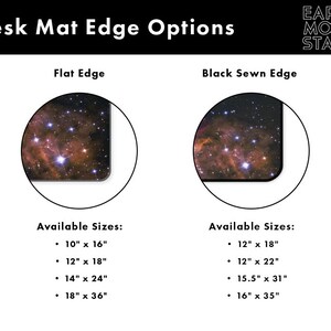 Puede incluir: Imagen que muestra opciones de borde para alfombrillas de escritorio: borde plano y borde cosido negro. Las alfombrillas presentan un dise&ntilde;o de galaxia. Tama&ntilde;os disponibles: 25 x 41 cm, 30 x 46 cm, 36 x 61 cm y 46 x 91 cm para el borde plano, y 30 x 46 cm, 30 x 56 cm, 39 x 79 cm y 41 x 89 cm para el borde cosido negro.