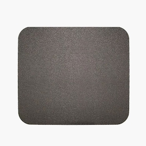 Puede incluir: Una alfombrilla de rat&oacute;n rectangular de color gris oscuro con esquinas redondeadas. La superficie tiene un aspecto texturizado y tejido. La alfombrilla est&aacute; dise&ntilde;ada para uso inform&aacute;tico y proporciona una superficie lisa para el seguimiento del rat&oacute;n.
