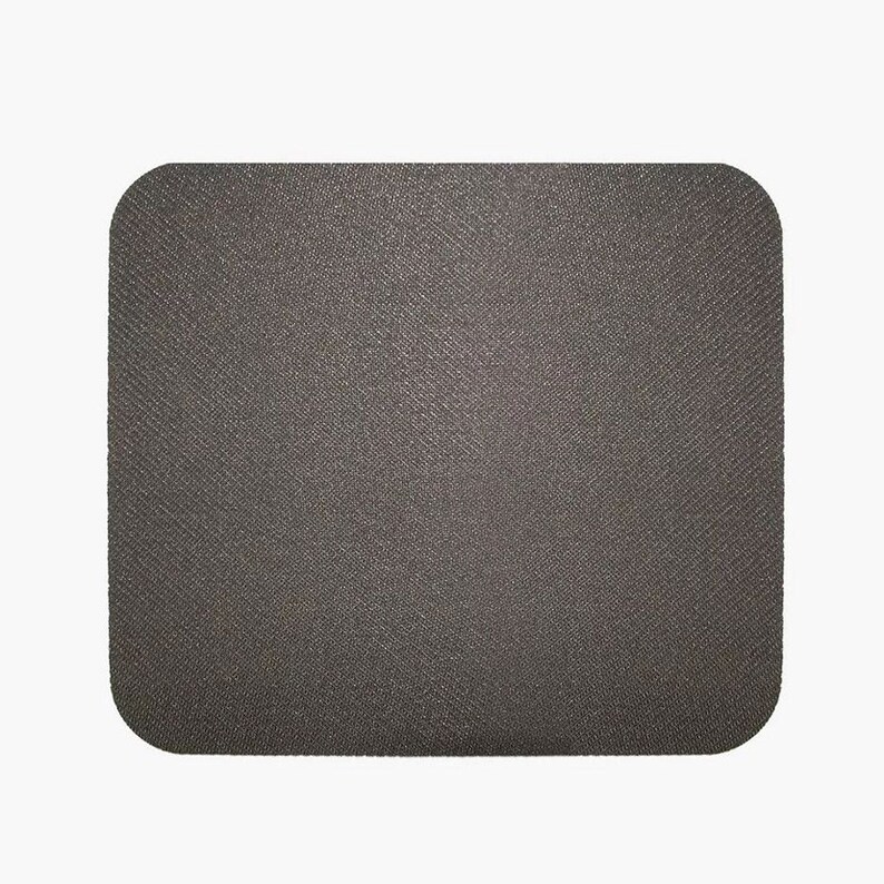 Puede incluir: Una alfombrilla de rat&oacute;n rectangular de color gris oscuro con esquinas redondeadas. La superficie tiene un aspecto texturizado y tejido. La alfombrilla est&aacute; dise&ntilde;ada para uso inform&aacute;tico y proporciona una superficie lisa para el seguimiento del rat&oacute;n.