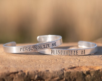 Bracciale con timbro a mano / braccialetto personalizzato / braccialetto su misura / braccialetti a polsino / regalo per lei / regalo per lui / braccialetto in metallo / personalizzato