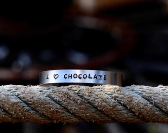 Pulsera de chocolate de amor / personalizada / pulsera de puño / pulsera estampada a mano / pulsera grabada / pulsera personalizada / pulsera de regalo