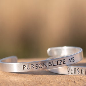 Pulsera estampada a mano / pulsera personalizada / pulsera personalizada / pulseras de puño / regalo para ella / regalo para él / pulsera de metal / personalizada imagen 1