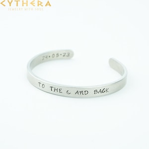 Può includere: Braccialetto rigido in argento con l'iscrizione "To the 🌙 and back" e la data "24.05.23" incisa all'interno.