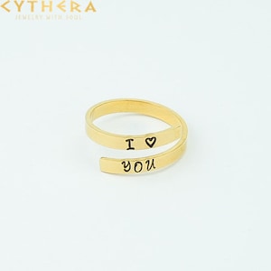 Puede incluir: Anillo dorado con las palabras "I ♥ YOU" grabadas en la banda.