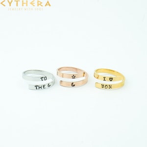 Può includere: Tre anelli in argento, oro rosa e oro con messaggi incisi. L'anello d'argento dice "To the", l'anello in oro rosa ha una stella e una luna crescente, e l'anello d'oro dice "I love you".