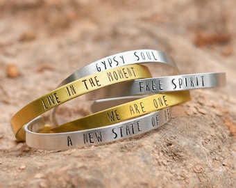 Hand stamped bangle bracelet, Custom engraved bracelet, Bracelet personnalise, Motivational cuff bracelet
