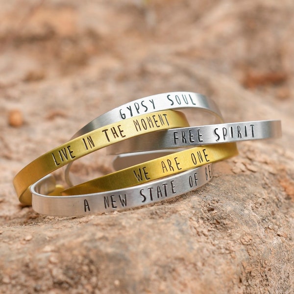 Hand stamped bangle bracelet, Custom engraved bracelet, Bracelet personnalise, Motivational cuff bracelet