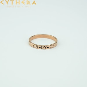 Pode incluir: Um fino anel de banda de ouro com a data 05.03.22 gravada.