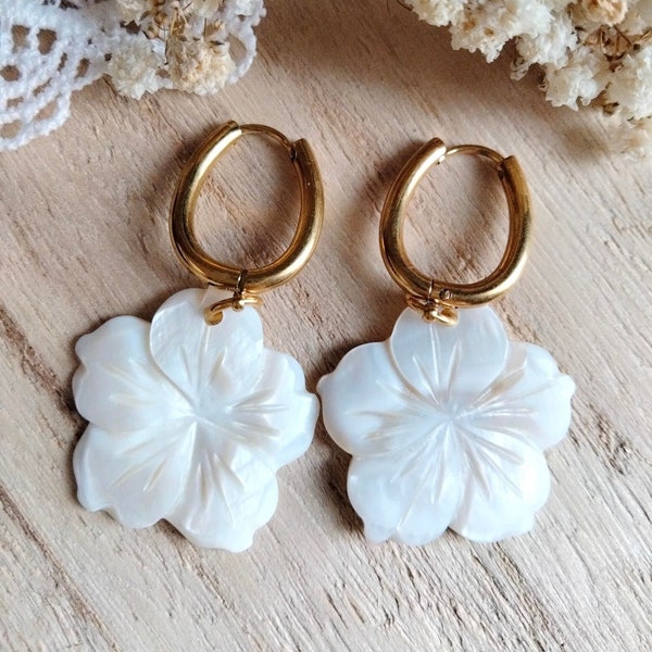 Boucles d'oreilles fleur de nacre