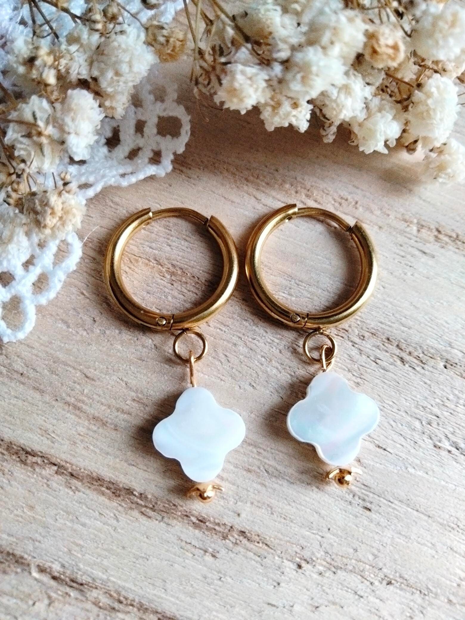 Boucles D'oreilles Dorées Avec Perle Blanche Nacrée - Anneaux à Clou Occasion
