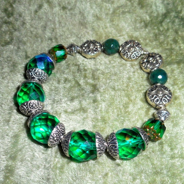 Bracelet Perles de Bohème, Vert Emeraude, Métal argenté, Cadeau femme, Gift Woman, Bijoux ethniques, Pierres Gemmes, Argent