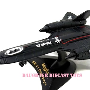 Skunk Works USAF SR-71 BLACKBIRD -Adult Collector Diecast Metal-w/Stand-Pristine Condition/Maisto-Perfect Gift for Aviation History Buffs!