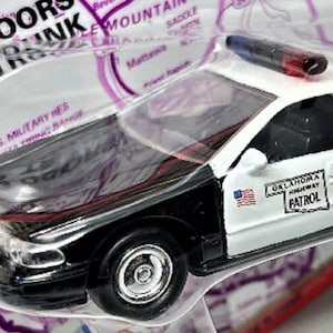 オクラホマ州ハイウェイパトロール警察車両 - シボレー カプリス - 新品同様/工場未開封！ロード チャンプ - 警察官へのプレゼントに最適！