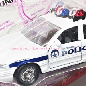 Voiture de police de la NOUVELLE-ORLÉANS, en Louisiane - Ford Crown Victoria - État neuf/scellée en usine ! Road Champs : le cadeau parfait pour votre officier !