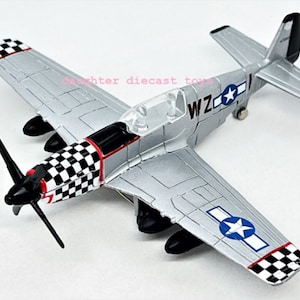 WWII P-51 MUSTANG Fighter / Bomber-Heavy Diecast Metal Flugzeug -Tadelloser Zustand auf Karte! Desktop Display-Perfektes Geschenk für Sammler!