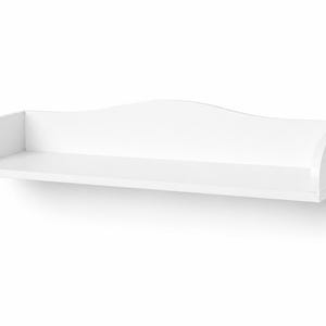 Op de afbeelding: Een witte wandplank met een vlak horizontaal oppervlak en een gebogen achterpaneel dat in het midden omhoog loopt. De plank heeft twee afgeronde zijpanelen die vanaf de basis omhoog steken om aan beide uiteinden voor begrenzing te zorgen.